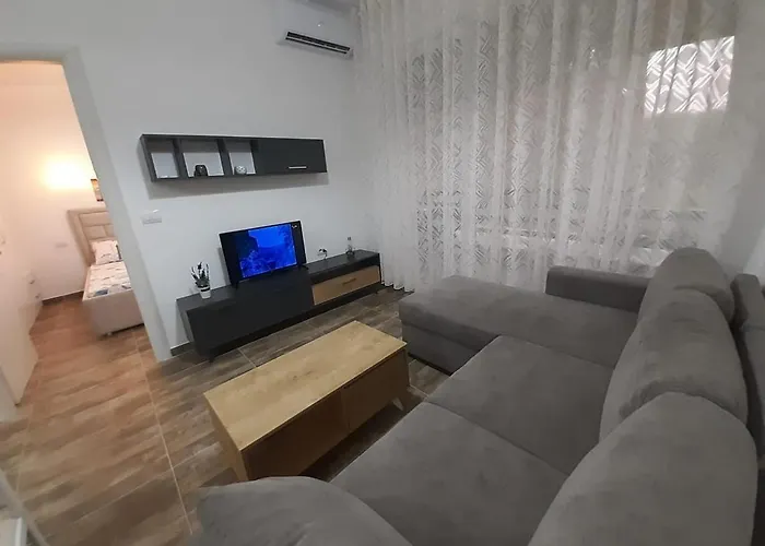 Lalzi Bay, Lura 3 *